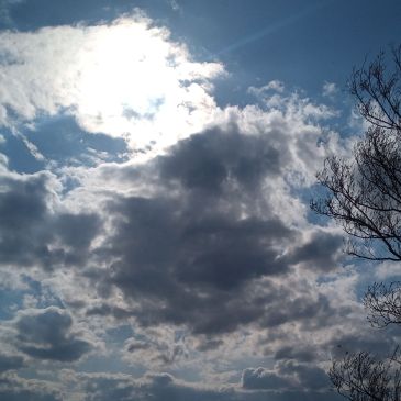 Dunkle Wolken am Himmel